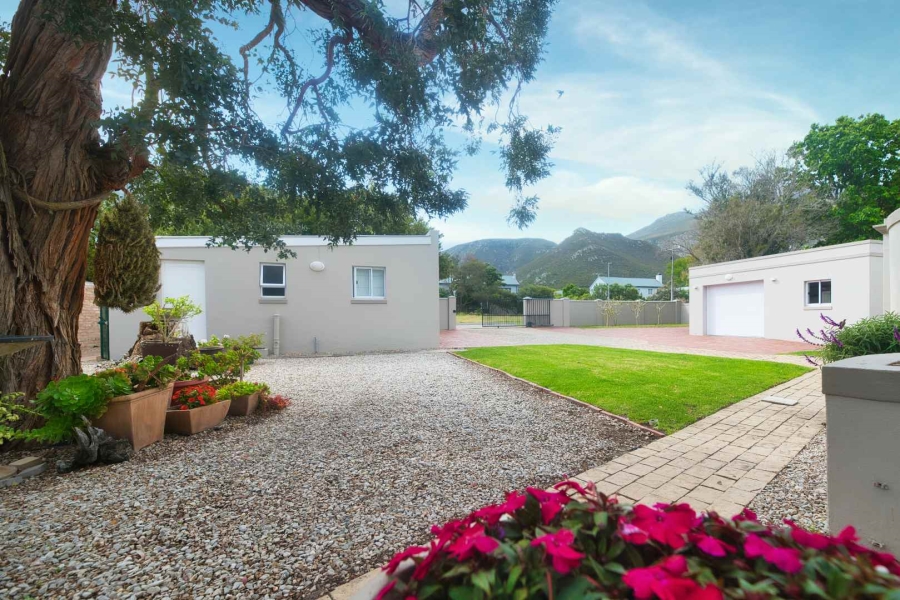 5 Bedroom Property for Sale in Fernkloof Estate Western Cape